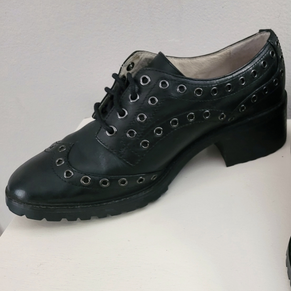 Michael kors Grommet oxfords size 8.5